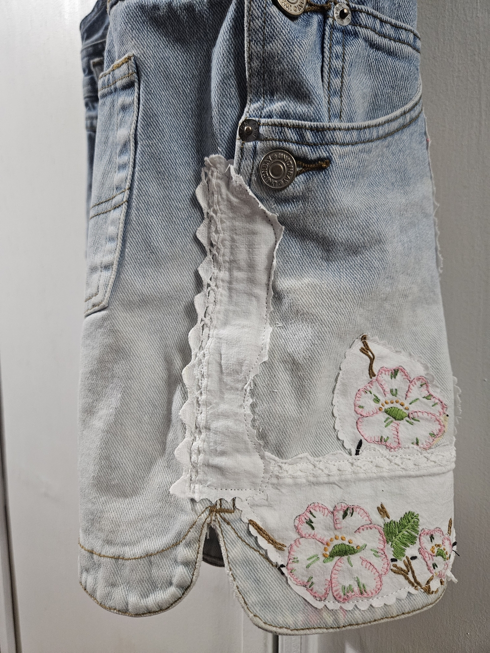 UNIONBAY Distressed Blue Denim Women’s Short Overalls with Embroidered Birds - Picture 14 of 15